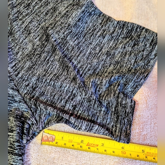 Under Armour Men's Size XXL, EUC Tech Tee Loose fit, heather grey workout shirt - Picture 8 of 14